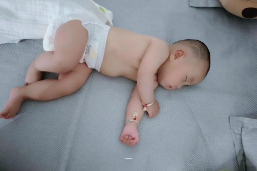 广州供卵代怀包生男孩几个月宝宝会抬头
